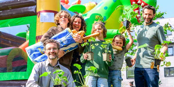 Foto van Borgerhouts gezin dat buurtfeest organiseert op groeidag ter illustratie voor de Inspiratieavond Borgerbouwers